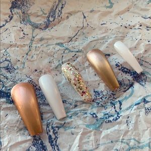 Metallic queen press on nail set